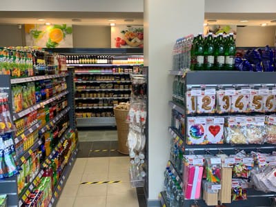 VVN-teamet utførte levering av handelsutstyr og monteringsarbeid i den nye butikken til butikkjeden "TOP" i Riga.12